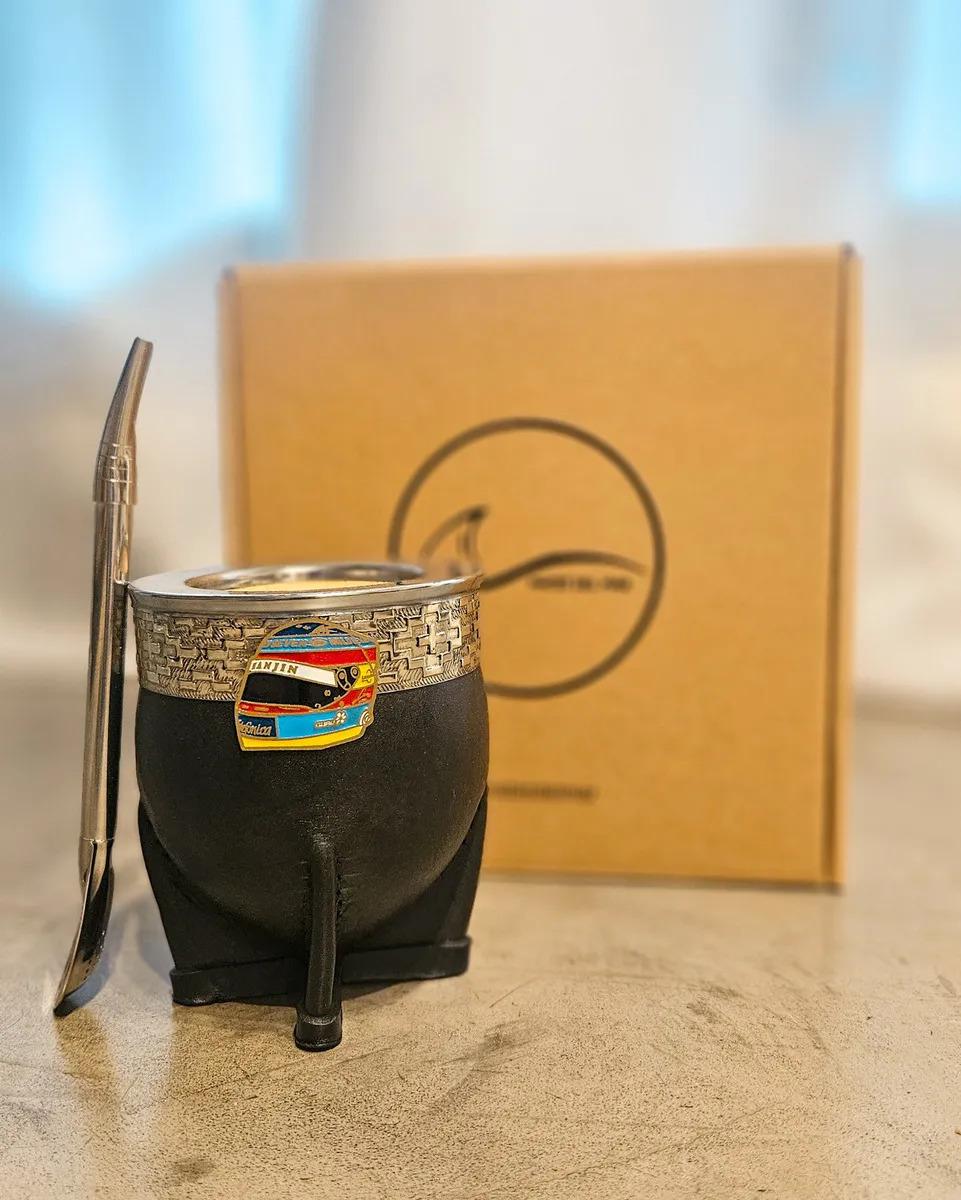 Mate Imperial Alonso Con Aplique De Casco Y Bombillón Negro Mate Imperial Casco Alonso